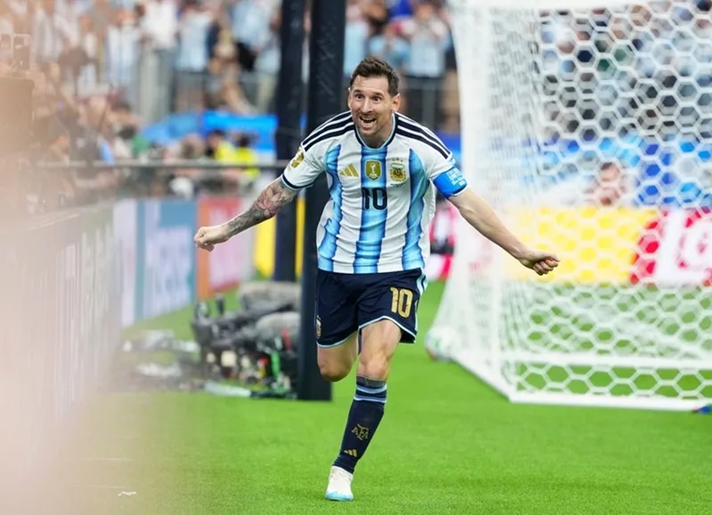 Chiều cao 1m70 mang lại cho Messi trọng tâm thấp giúp anh giữ thăng bằng và bẻ sườn đối phương cực đỉnh.