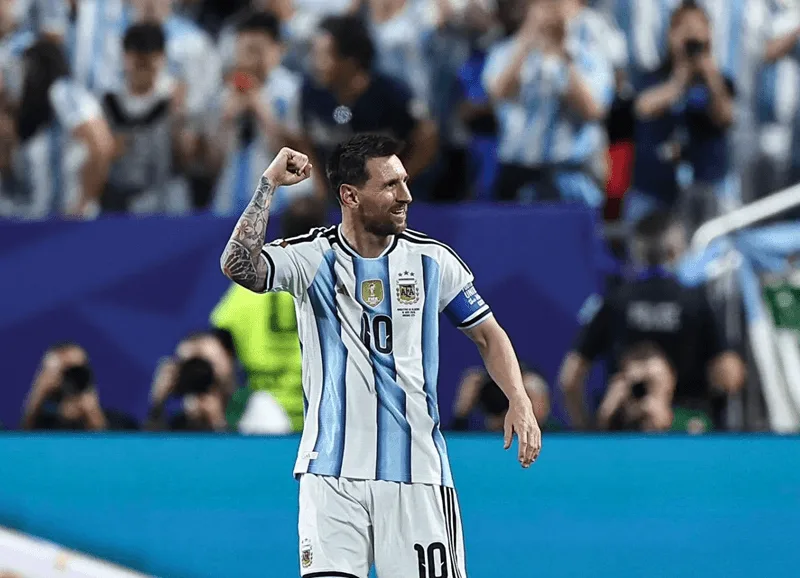 Đôi chân khéo léo giúp siêu sao Messi duy trì tần suất chạm bóng dày đặc khiến hậu vệ đối phương bất lực.