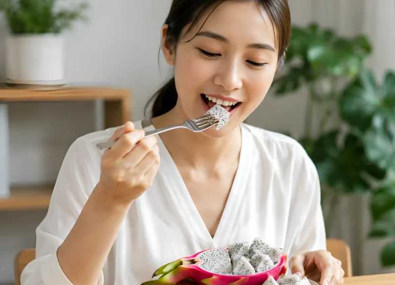 Thanh long cung cấp nước, chất xơ cùng nhiều vitamin và khoáng chất có thể bổ sung cho chế độ ăn cân bằng.