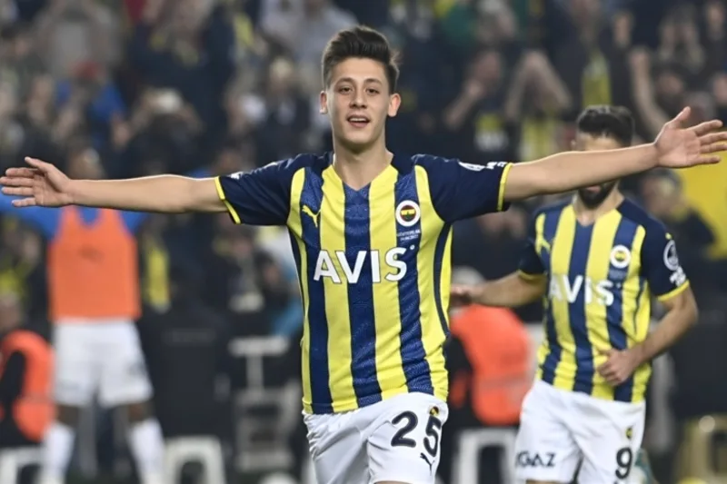 Arda Guler trưởng thành từ bóng đá Thổ Nhĩ Kỳ, tỏa sáng tại Fenerbahçe trước khi gia nhập Real Madrid ở tuổi 18 năm 2023.