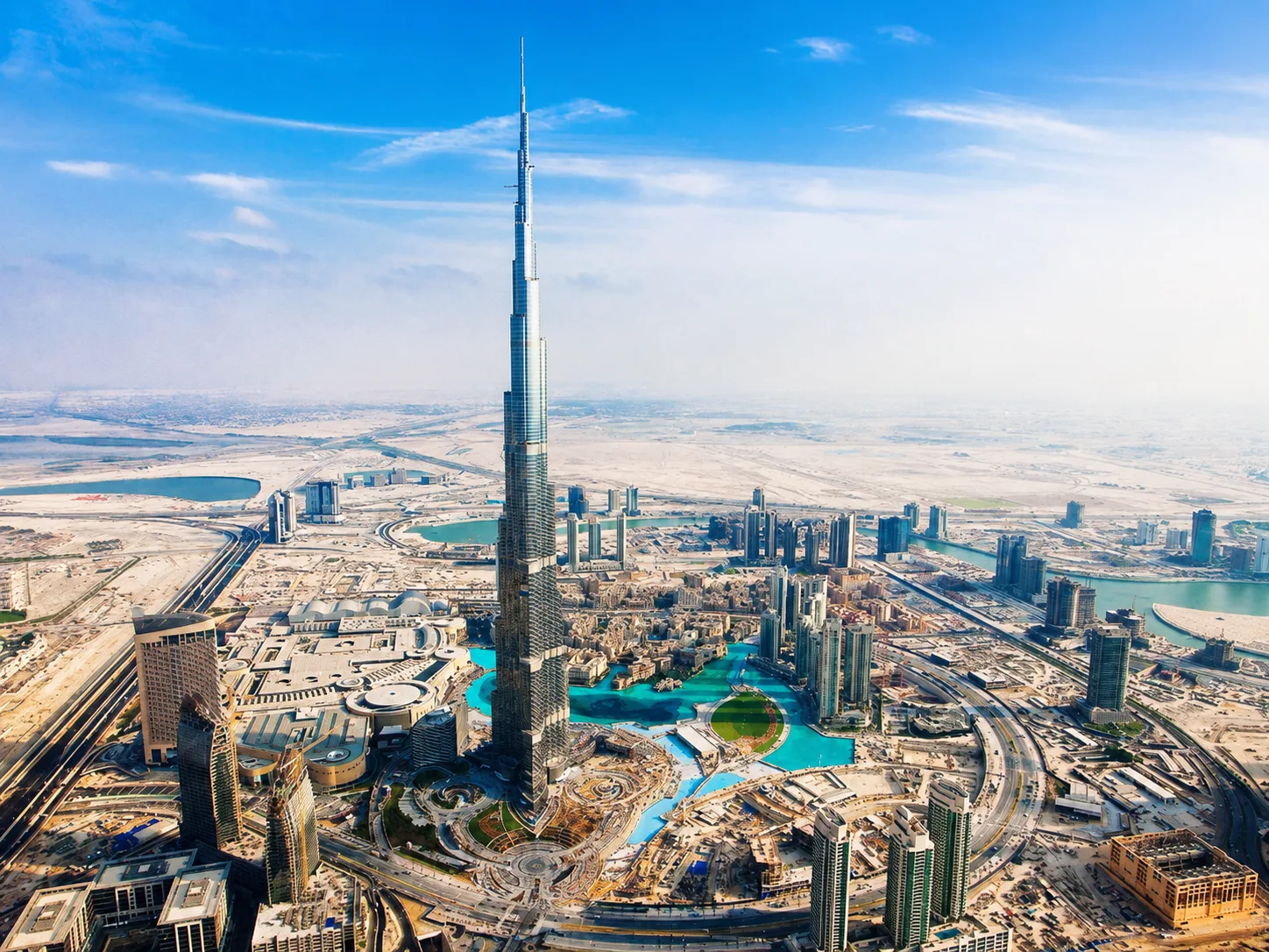 Burj Khalifa giữ kỷ lục nhờ chiều cao 828 m, thiết kế đặc trưng và khoảng cách lớn với các siêu cao ốc phía sau.