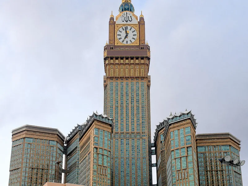 Makkah Royal Clock Tower cao 601 m và gây ấn tượng với cụm mặt đồng hồ khổng lồ phía trên tòa tháp.