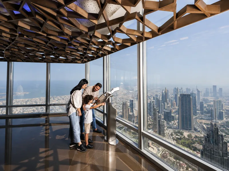 Burj Khalifa thu hút du khách nhờ chiều cao kỷ lục, kiến trúc độc đáo và tầm nhìn toàn cảnh Dubai từ trên cao.